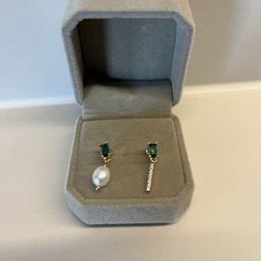 Orecchini con borchie e pendente di perle