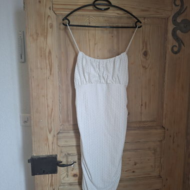Abito bianco con spalline sottili