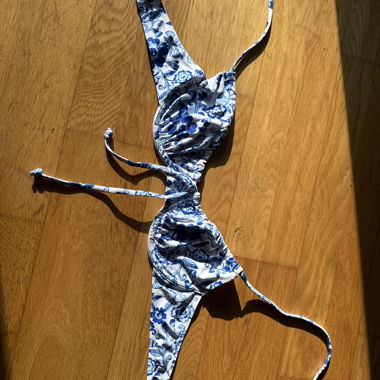 Top bikini floreale blu