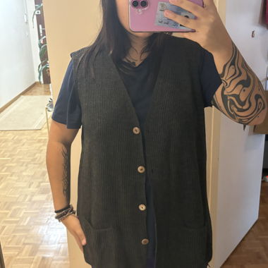 Gilet lungo in maglia nera con bottoni