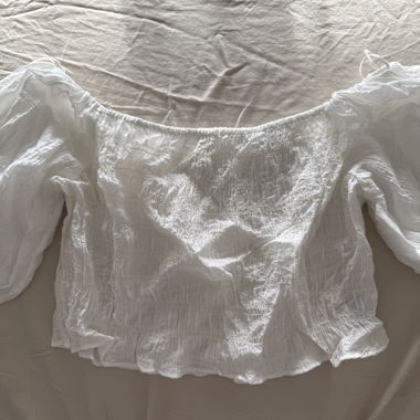 Blusa bianca con spalle a sbuffo H&M