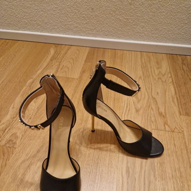 High Heels von Guess