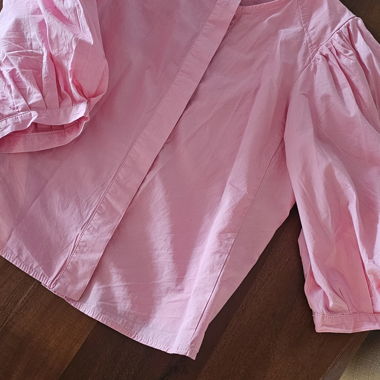 Chemisier rose à manches bouffantes