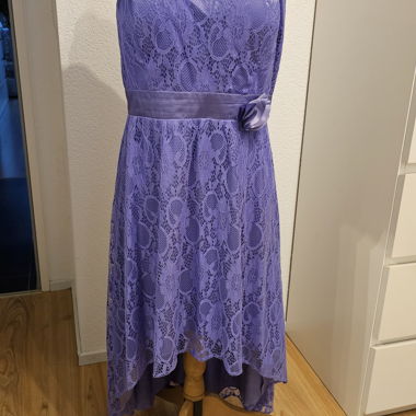 Vestito in pizzo viola con spalline