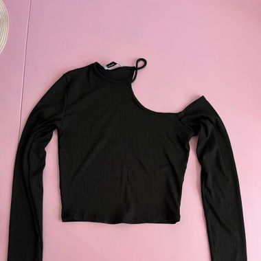 Black cutout shirt🦋