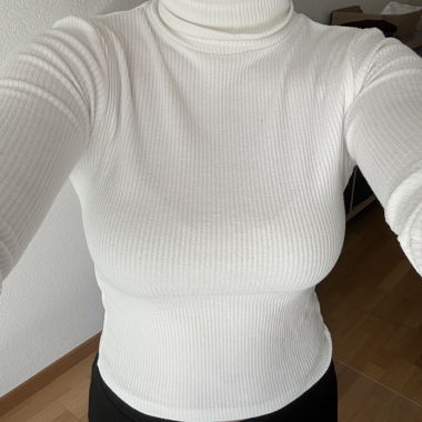 Pull blanc à col côtelé roulé