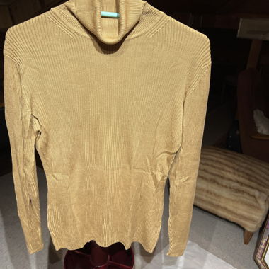 Maglione con collo alto dorato