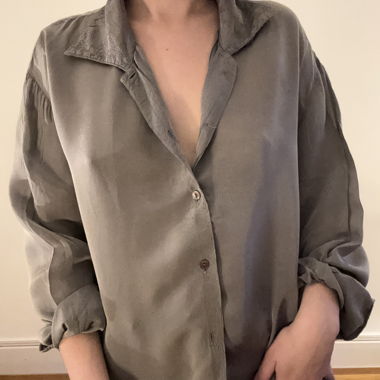 graues Oversize-Hemd