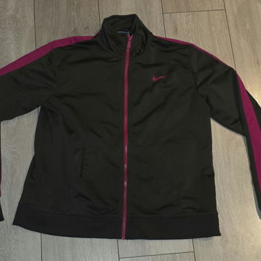Nike schwarze Trainingsjacke mit pinken Details