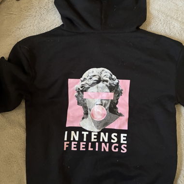 Felpa nera con motivo Intense Feelings
