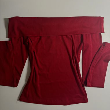 roter schulterfreier pullover