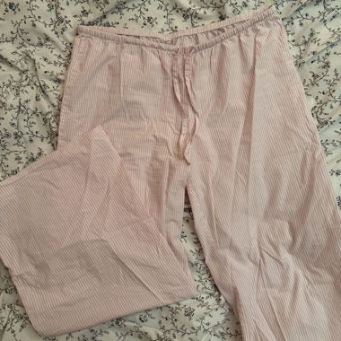 Pantalon en tissu rose à rayures