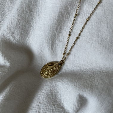 Collana dorata con medaglione