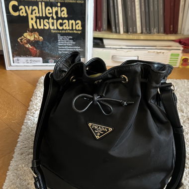 Prada sac à main seau vintage nylon et cuir noir