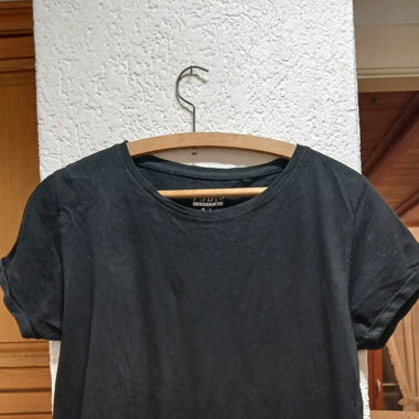 T-shirt noir basique manches retroussées