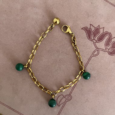 Gold-coloured Rhomberg bracelet with green beads