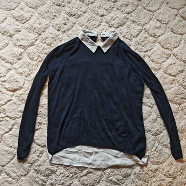 pull chemisier bleu et blanc 