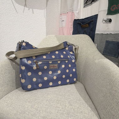 Cath Kidston blaues Umhängetäschchen mit Punkten