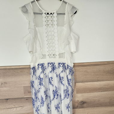 Robe longue blanche à motif floral en dentelle