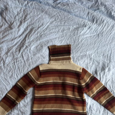 Gestreifter Rollkragenpullover