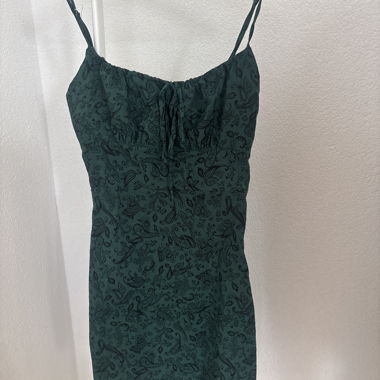 Kurzes grünes Kleid mit feinen Trägern