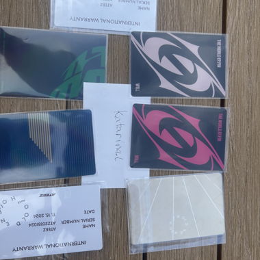 Set mit offiziellen K-Pop-Photocards von Ateez