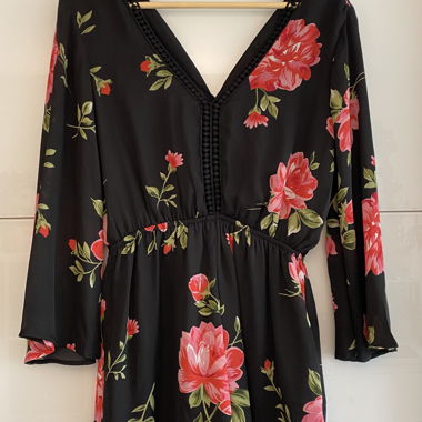 Tuta nera a fiori