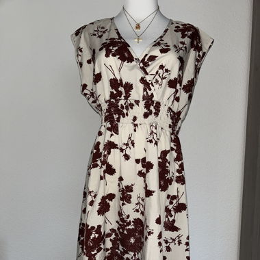 Beiges Kleid mit Braunen Blumen
