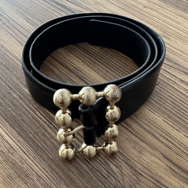Cintura nera con fibbia dorata