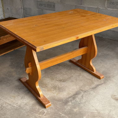 Tisch aus Massivholz