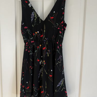 Schwarzes Blumenkleid