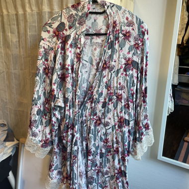 Kimono floreale con pizzo