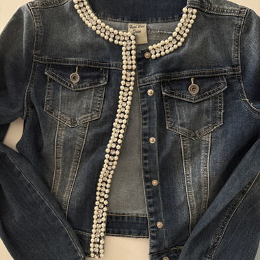 Veste en jean avec détail perlé fait main