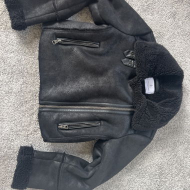 Giacca biker corta in ecopelle nera con pelliccia teddy