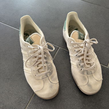 Adidas Gazelle beige/green sneakers