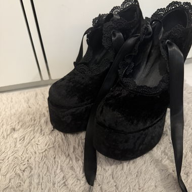 Schwarze Plateauschuhe aus Spitze