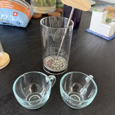 Set mit Glas-Tassen mit Milchaufschäumer