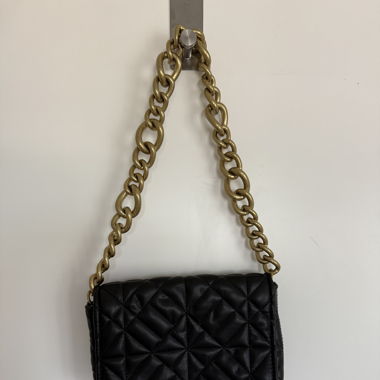 Kleine schwarze Tasche mit goldigem Metall