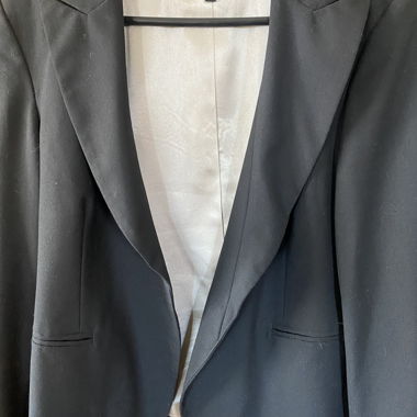 Schwarzer Blazer mit Strassflügeln