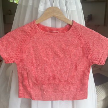 Maglietta sportiva rosa a maniche corte con t-shirt a maniche lunghe