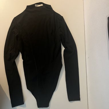Schwarzer Body mit langen Ärmeln