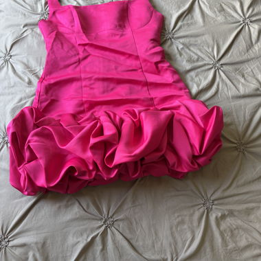Abito fucsia con volant