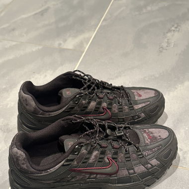 Nike P6000 Schuhe, black/ burgundy/ cool grey