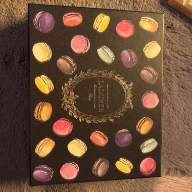 Scatola decorativa con macarons Ladurée