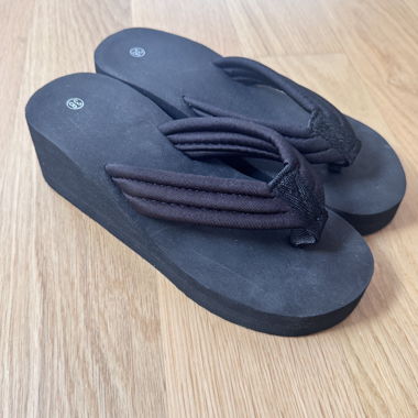 Schwarze Platform-Slippers