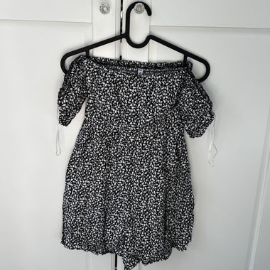 Robe fleurie à épaules dénudées