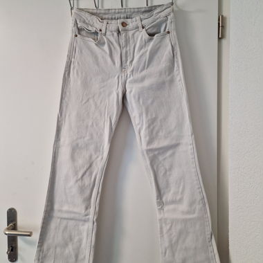 Weiße Bootcut-Jeans