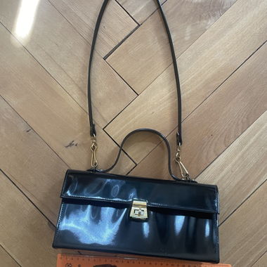 Borsa nera con fibbia dorata