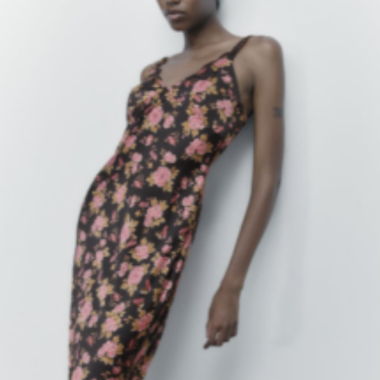 Robe noire fleurie