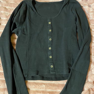 Top noir à manches longues avec patte boutonnée